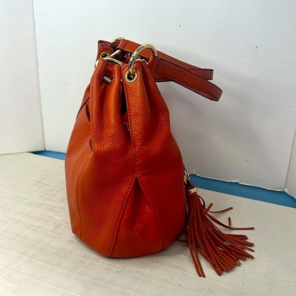Michael Kors Hobo carryall in tangerine pebbled leather with tassel - Picture 5 of 10